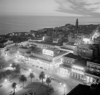 Plaza independencia y ciudad vieja en la noche