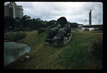 Monumento a La Carreta 01